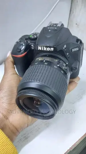 Nikon D5600 Exuk With 18-55mm Lense