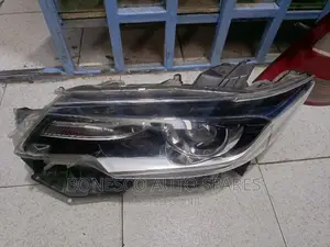 Toyota Premio 270 Left Xenon Headlight Assembly