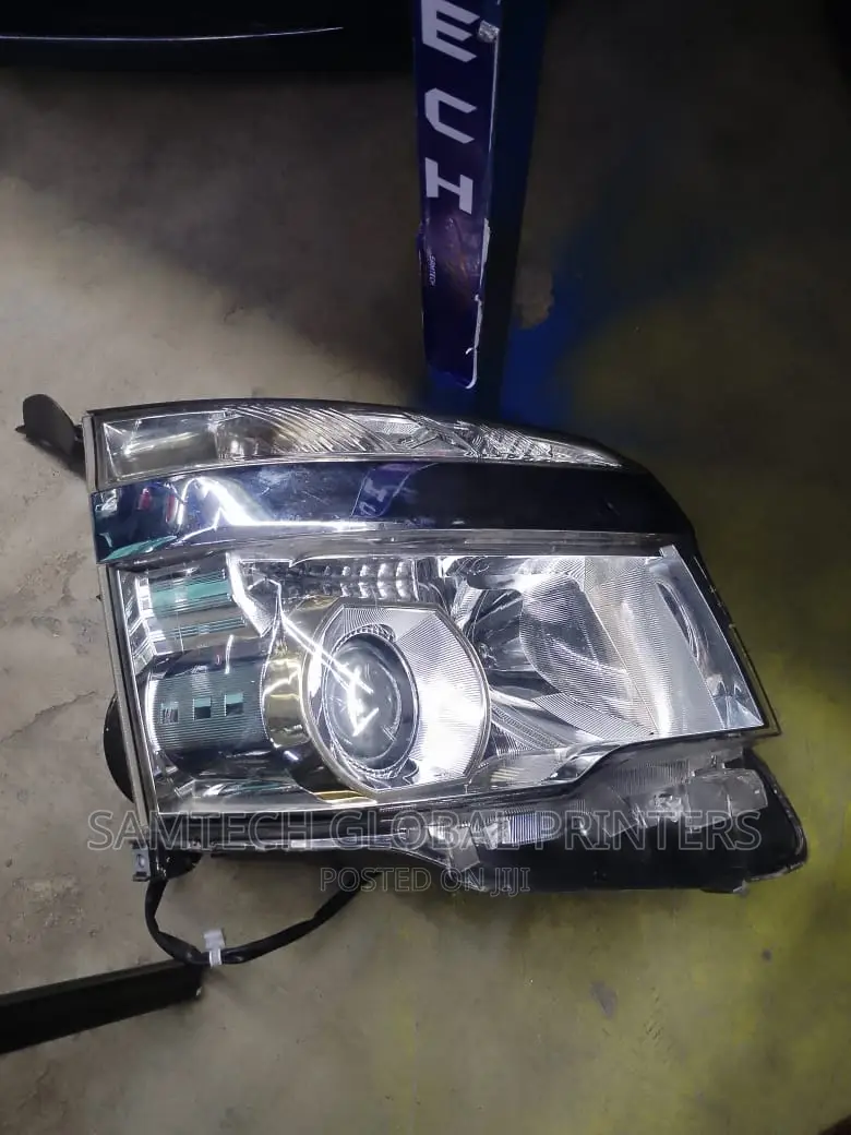 Readily Available Voxy Headlight\\>>• 