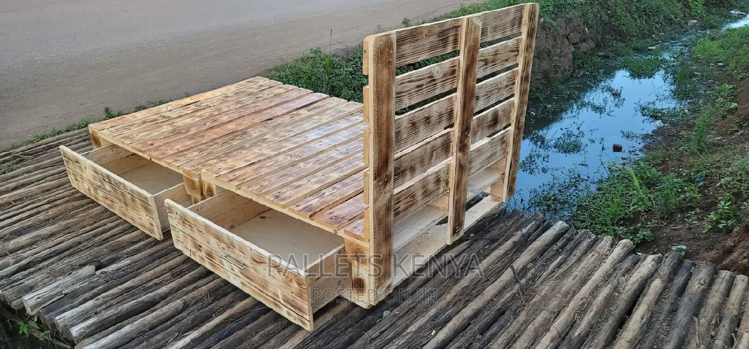 Pallet Bed- 4*6 Blazed Pallet Bed With Drawers. (BM0,1)