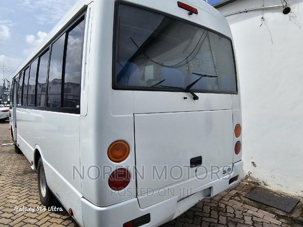 Mitsubishi Fuso Rosa 2017 White - thumbnail 2