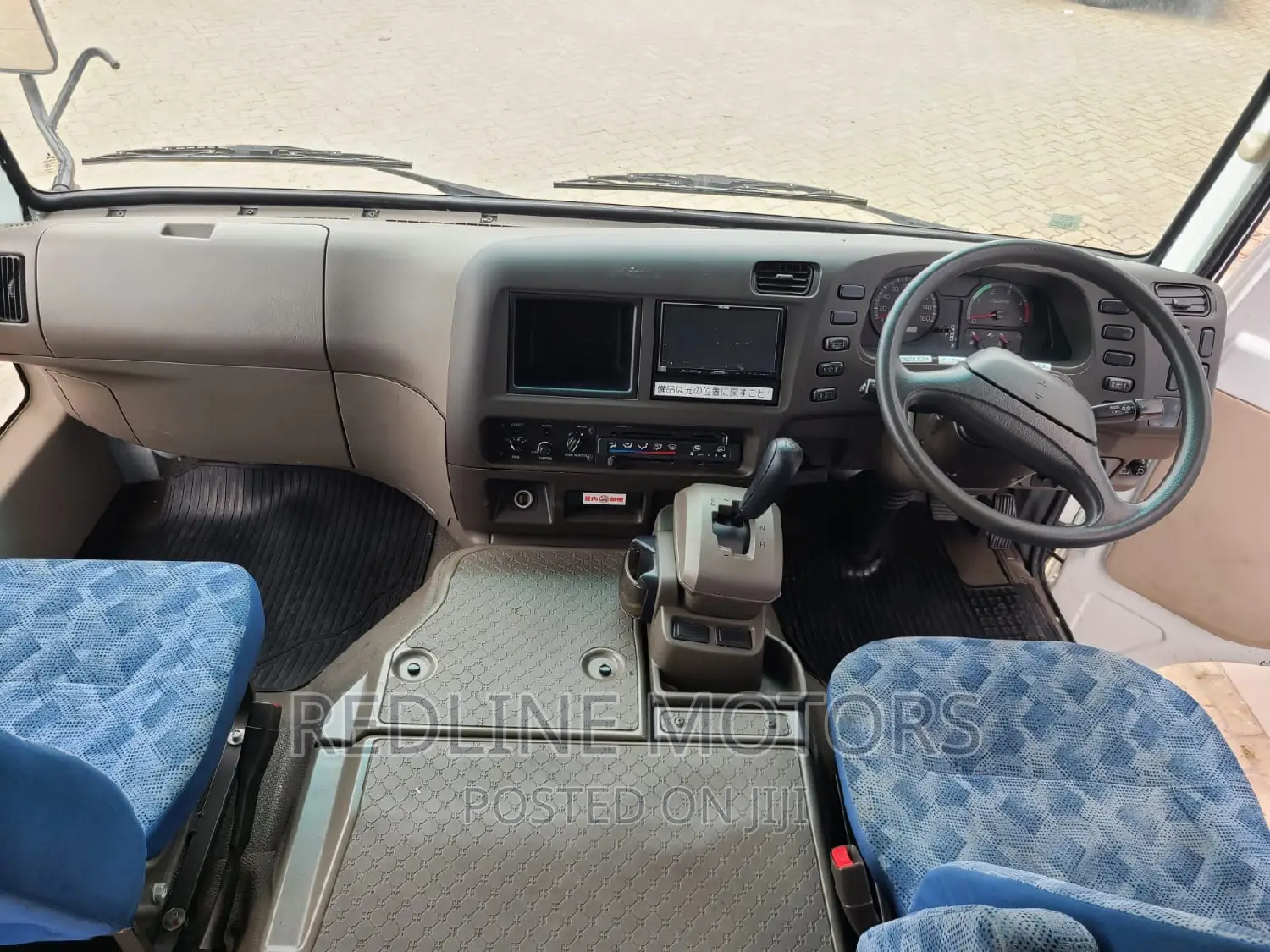 Mitsubishi Fuso Rosa 2017 White