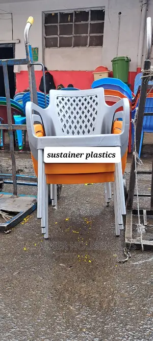 Plastic Chairs With Metallic Legs