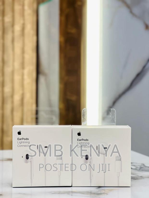 Apple Earpods Headphones With Lightning Connector - thumbnail 2