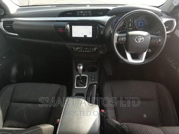 Toyota Hilux 2018 Black - thumbnail 2