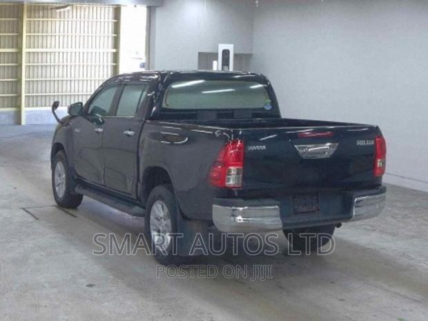 Toyota Hilux 2018 Black - thumbnail 3