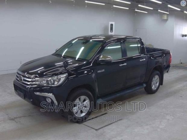 Toyota Hilux 2018 Black - thumbnail 4