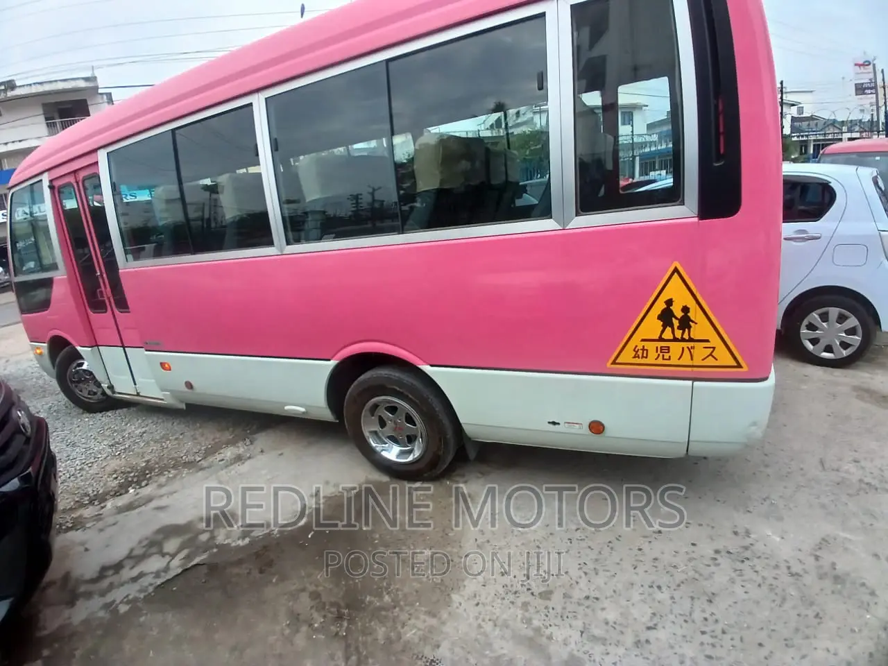 Mitsubishi Fuso Rosa 2016 Pink