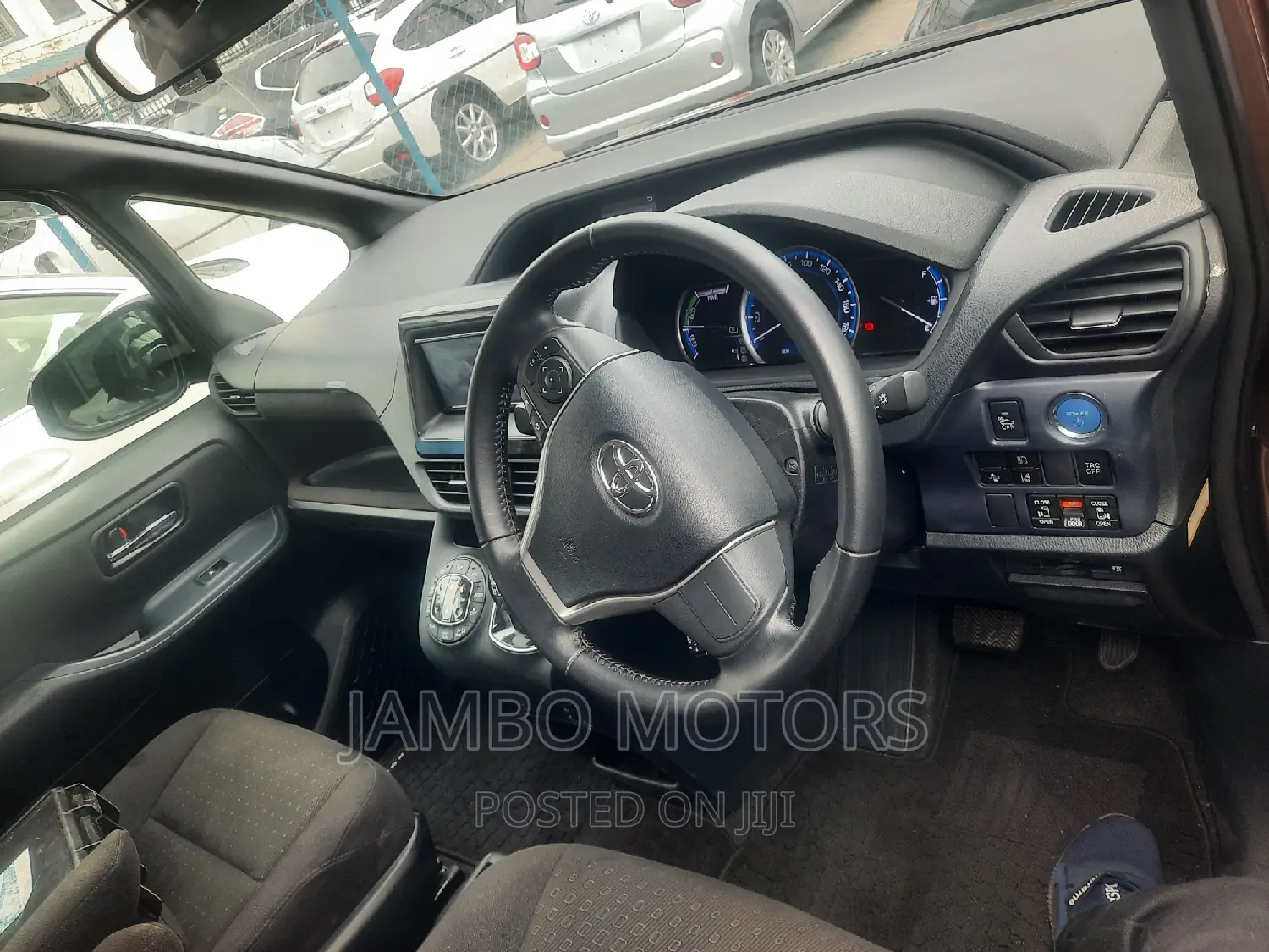 Toyota Noah 1.8 FWD Hybrid (7 seater) 2017  Brown 