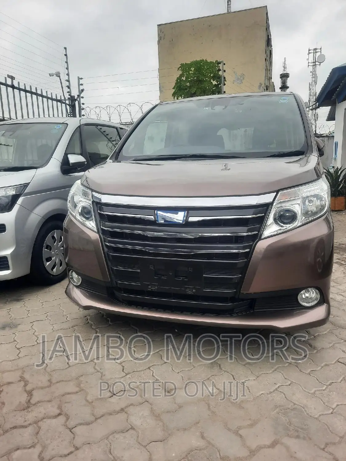 Toyota Noah 1.8 FWD Hybrid (7 seater) 2017  Brown 