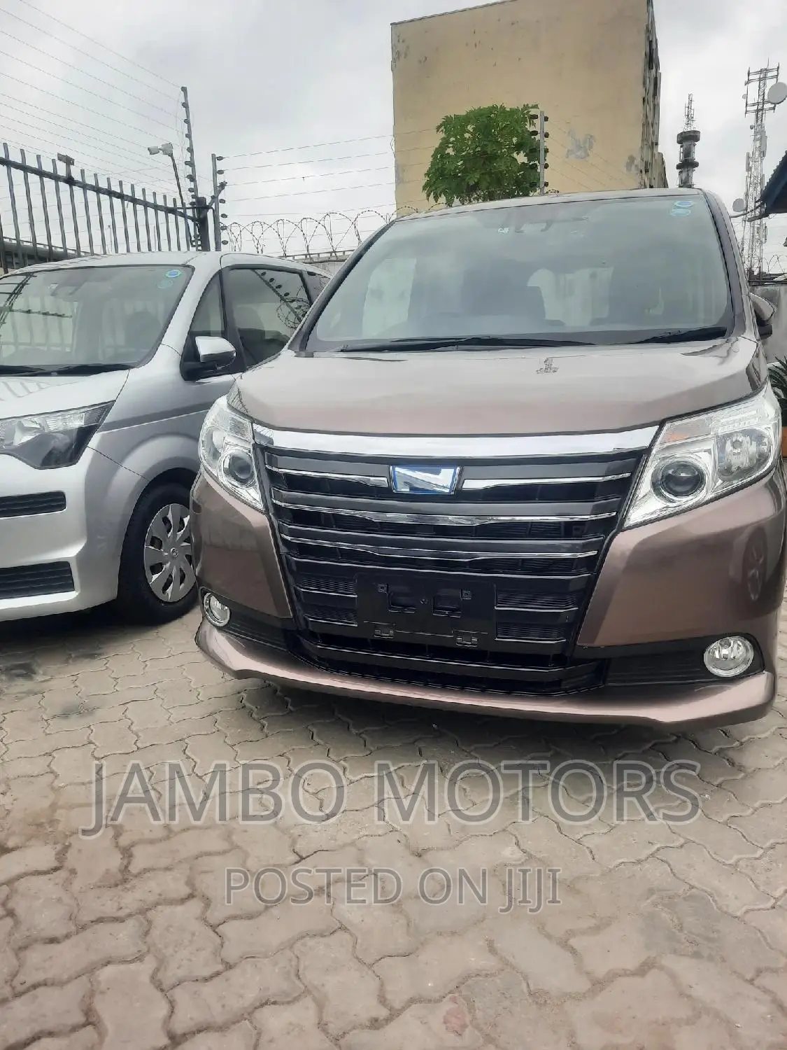 Toyota Noah 1.8 FWD Hybrid (7 seater) 2017  Brown 