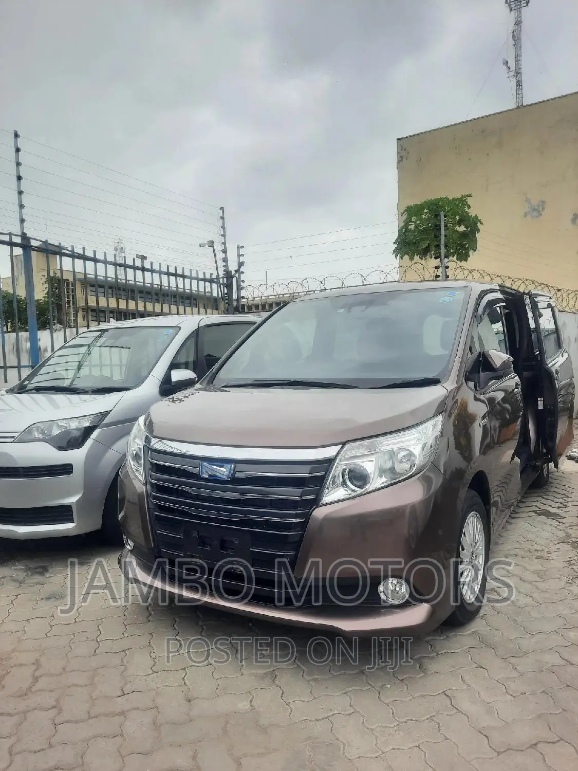 Toyota Noah 1.8 FWD Hybrid (7 seater) 2017  Brown 