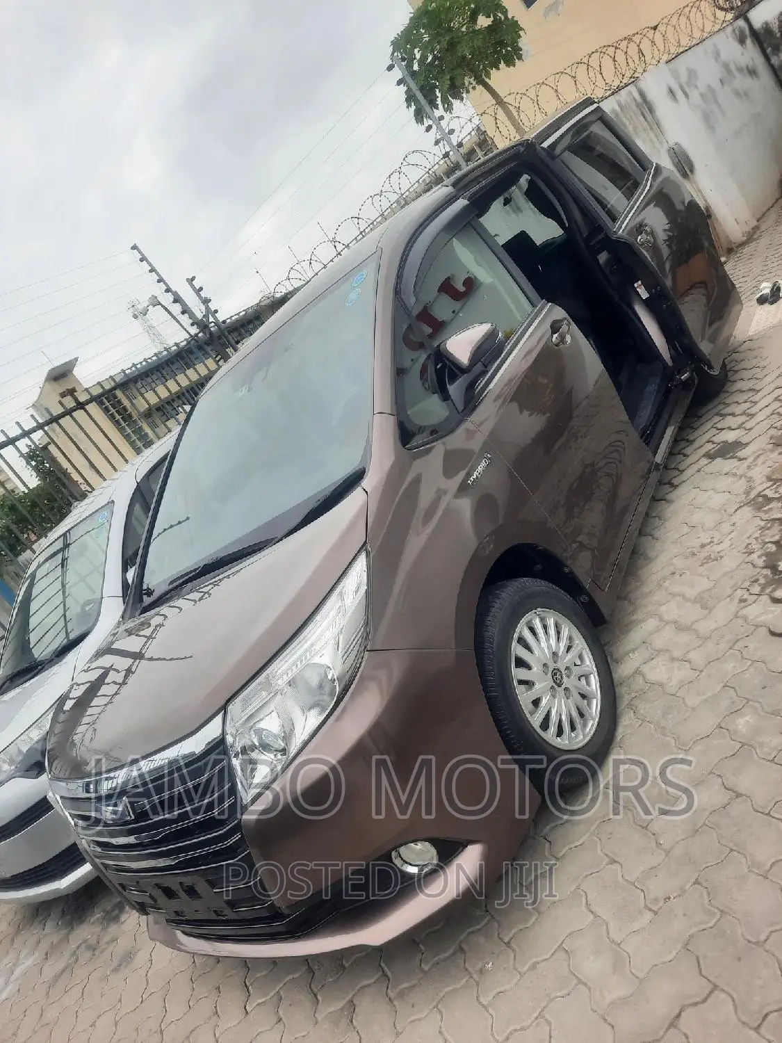 Toyota Noah 1.8 FWD Hybrid (7 seater) 2017  Brown 