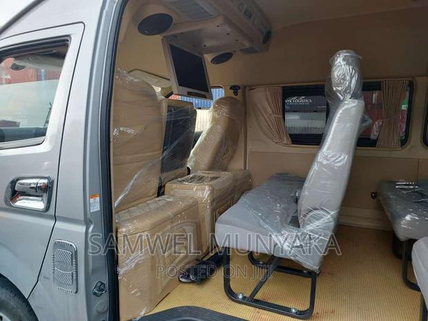 Toyota HiAce 2017 Silver - thumbnail 8