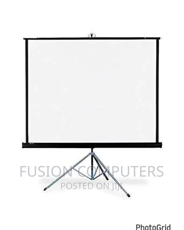 Tripod Projector Screen 240 X 240