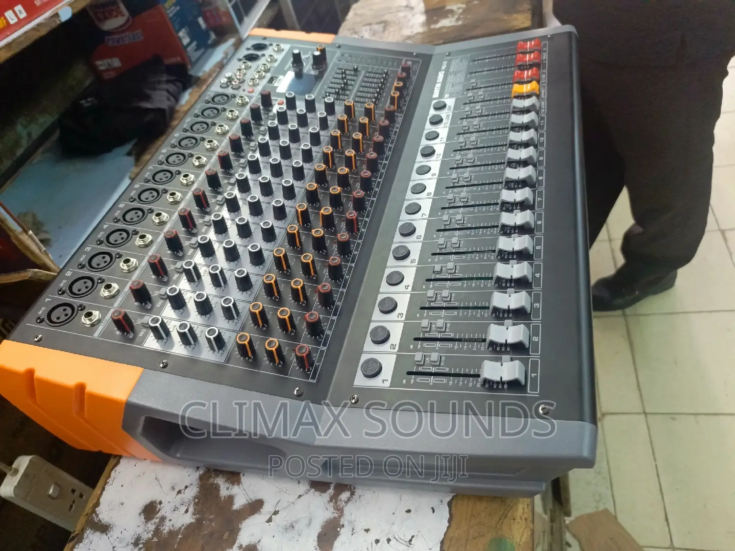 Powered Mixer 12 Channels Martin Audio,