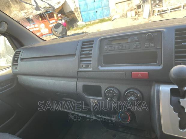 Toyota HiAce 2016 Silver - thumbnail 3