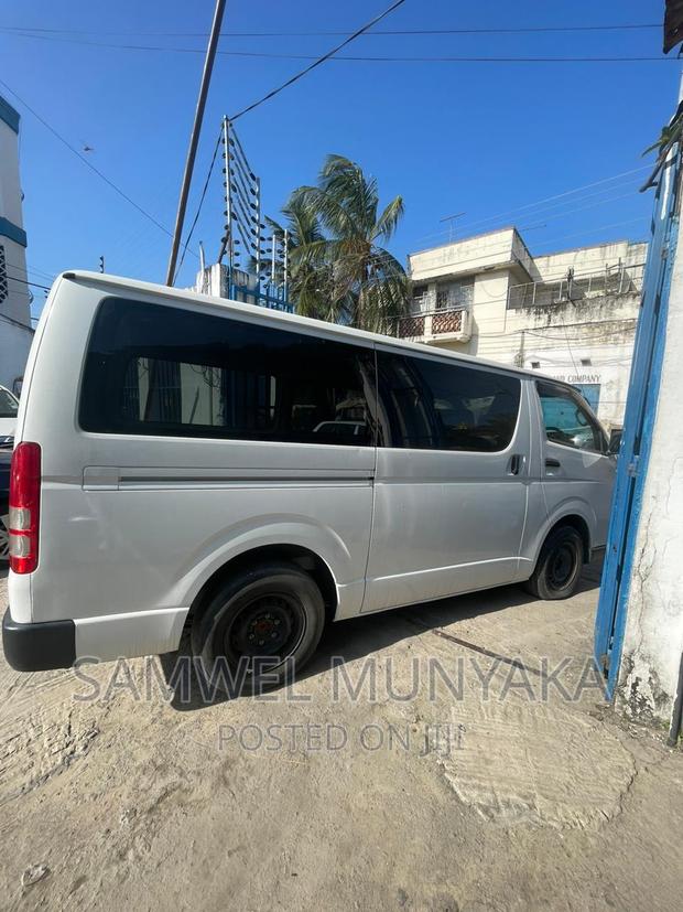 Toyota HiAce 2016 Silver - thumbnail 11