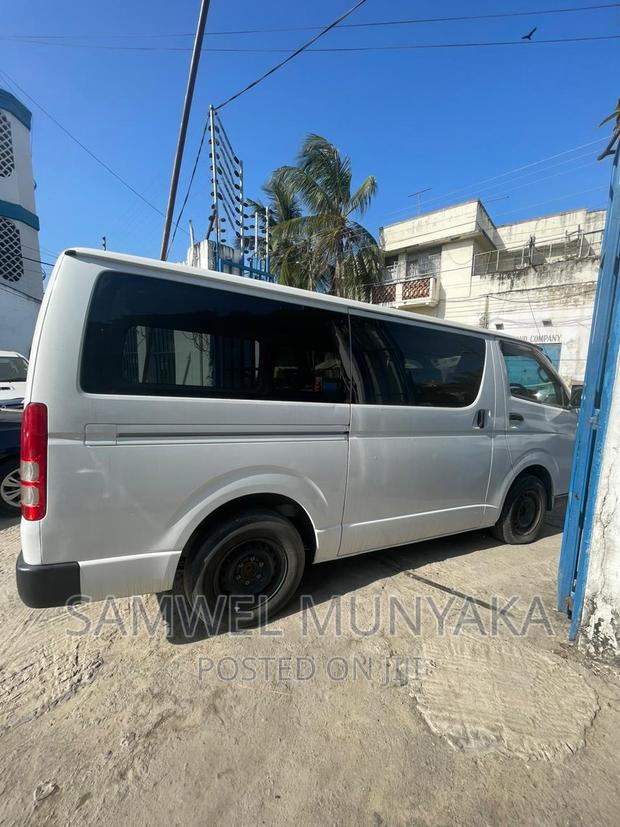 Toyota HiAce 2016 Silver - thumbnail 9