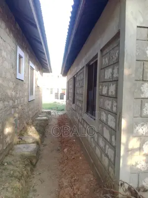 5bdrm House In Bombo Estate, Kiembeni For Sale