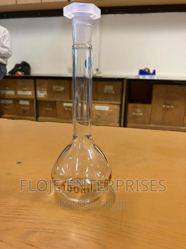Volumetric Flask 100ml Borosil Plastic Stopper - main view