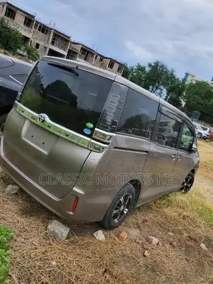 Toyota Voxy 2018 Gold