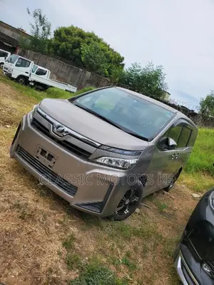 Toyota Voxy 2018 Gold