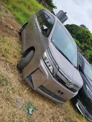 Toyota Voxy 2018 Gold