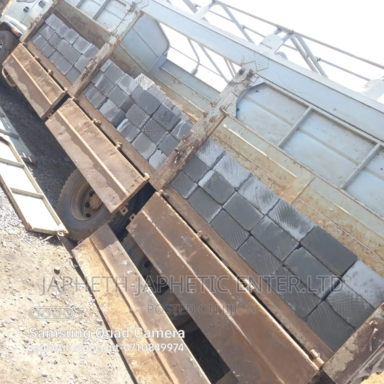 We Sell Machine Cut Stones,Ballast,Riversand Rocksand
