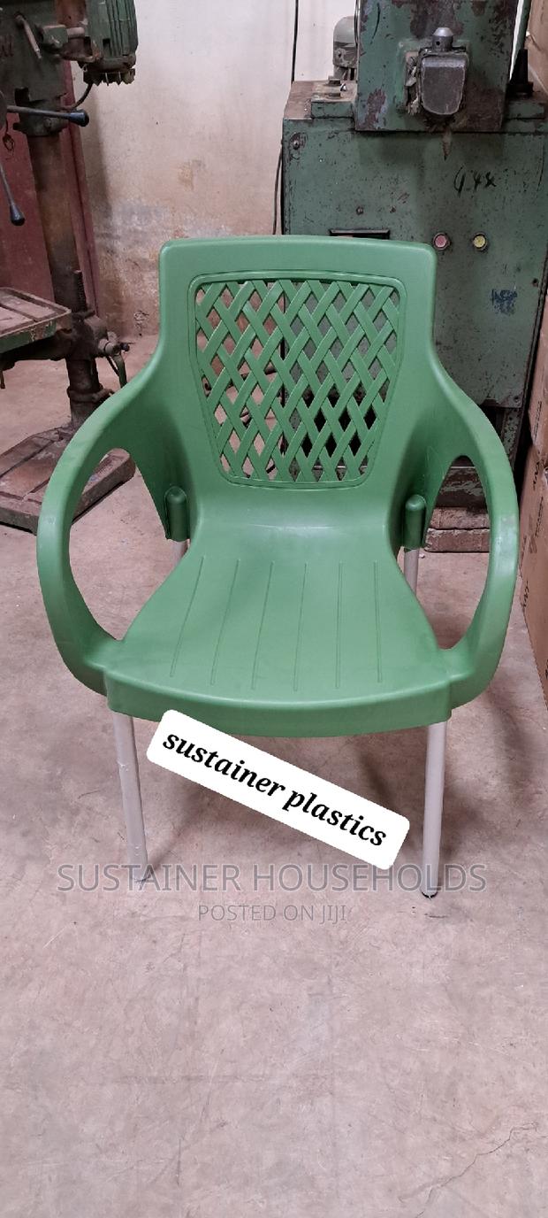 Plastic Chairs With Metallic Silver Legs