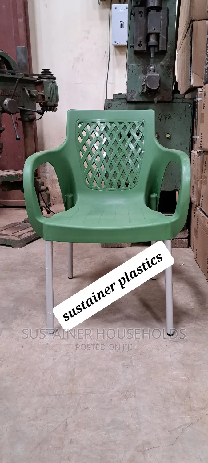 Plastic Chairs With Metallic Silver Legs