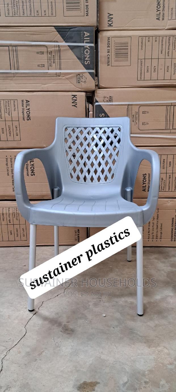 Silver Plastic Chairs With Metal Tubing Legs - thumbnail 2