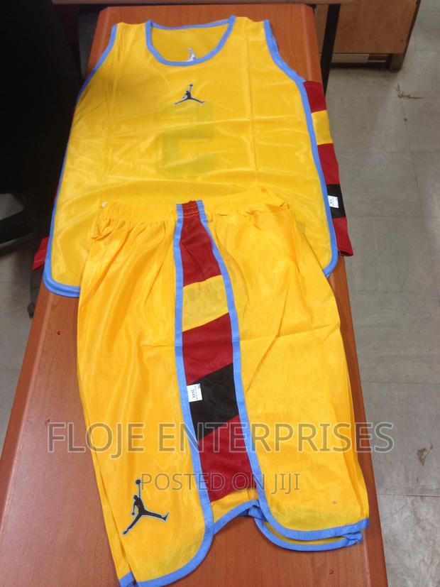 Basketball Uniform Imported a Set of 12 Pieces Yellow