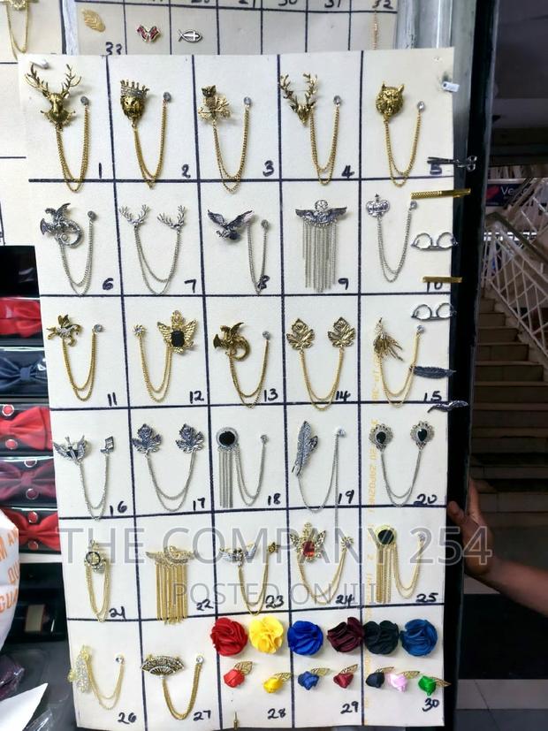 Vintage Leaf Sweater Clip Brooch Chain Lapel - main view