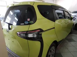Toyota Sienta 1.5 AWD (6-seater) 2016 Green