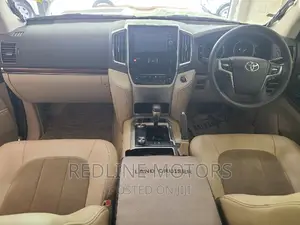 Toyota Land Cruiser 4.6 V8 AX 2017 Gold