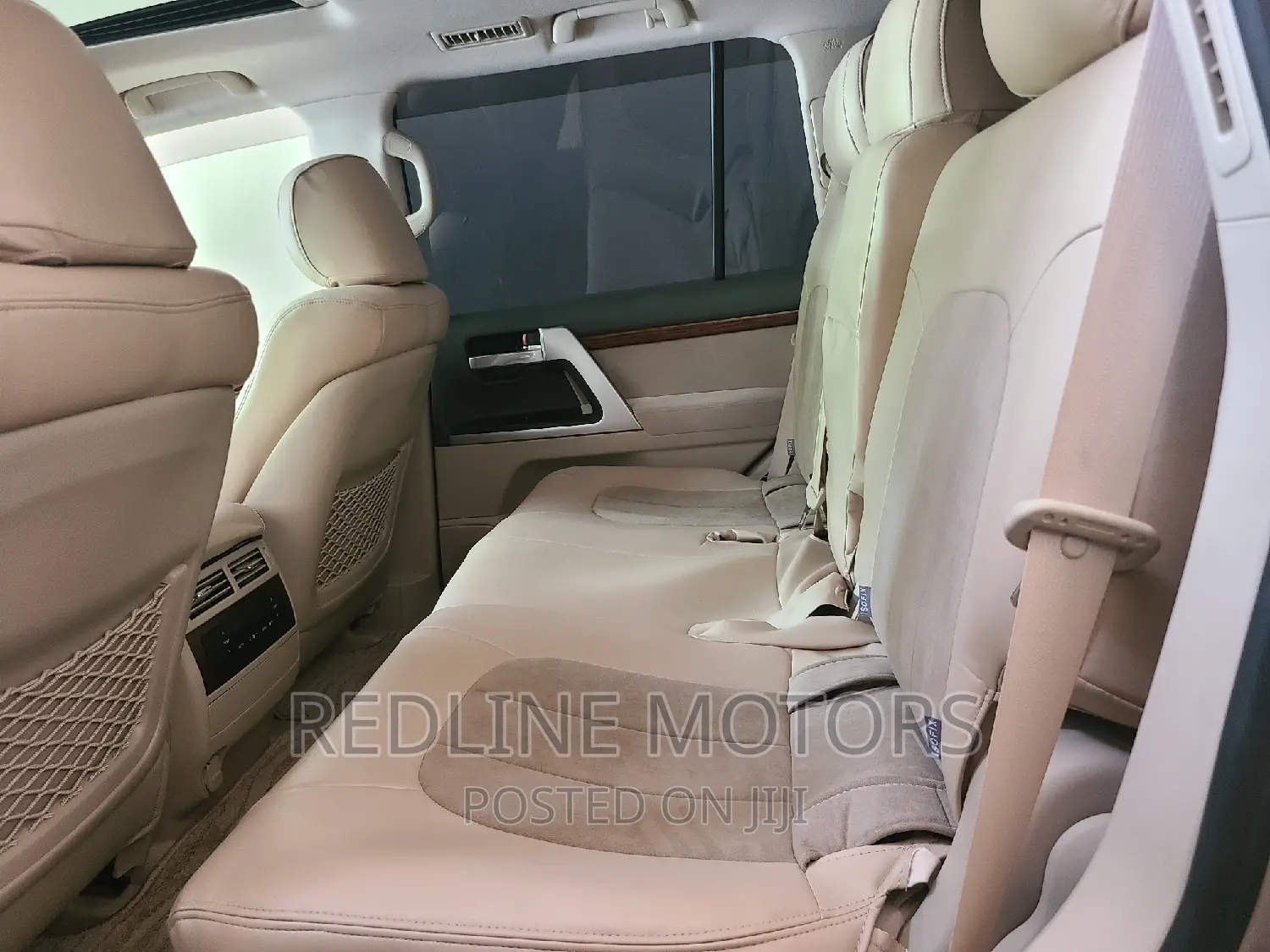 Toyota Land Cruiser 4.6 V8 AX 2017 Gold