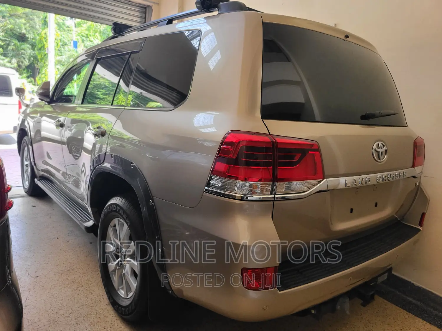 Toyota Land Cruiser 4.6 V8 AX 2017 Gold