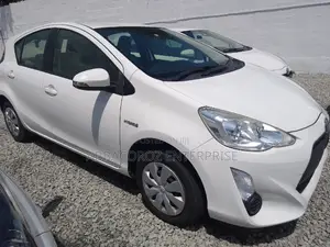 Toyota Aqua 2016 Off white