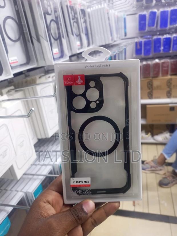 iPhone 15 Pro Max Clear Magnetic Case Black Magnetic Silic - thumbnail 3