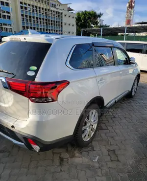 White Mitsubishi Outlander PHEV 2.0 AWD 2016