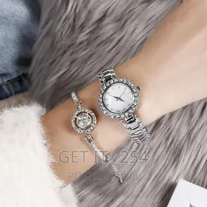 *Classy Ladies Watch+ Bracelet Set*
*Consists Of*
Watch