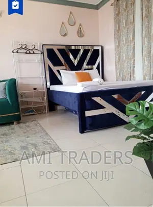 Luxurious Queen Size Chester Bed