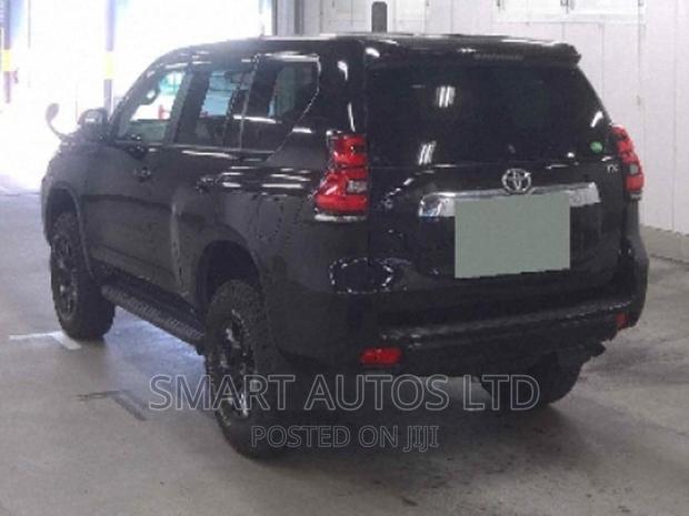 Toyota Land Cruiser Prado 2017 Black - thumbnail 2