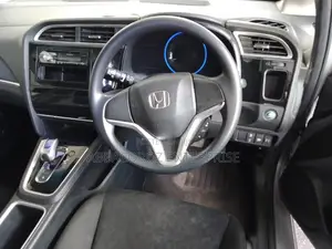Honda Fit Shuttle 1.5 Hybrid 2WD 2016 Silver