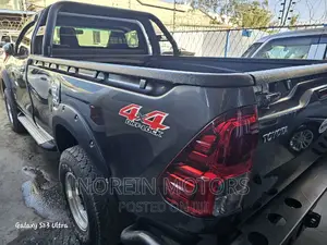 Toyota Hilux 2018 Gray