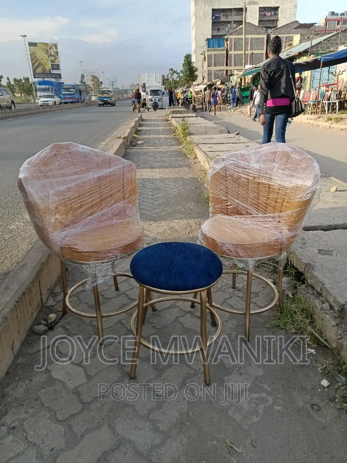 Manicure Seats and a Puff