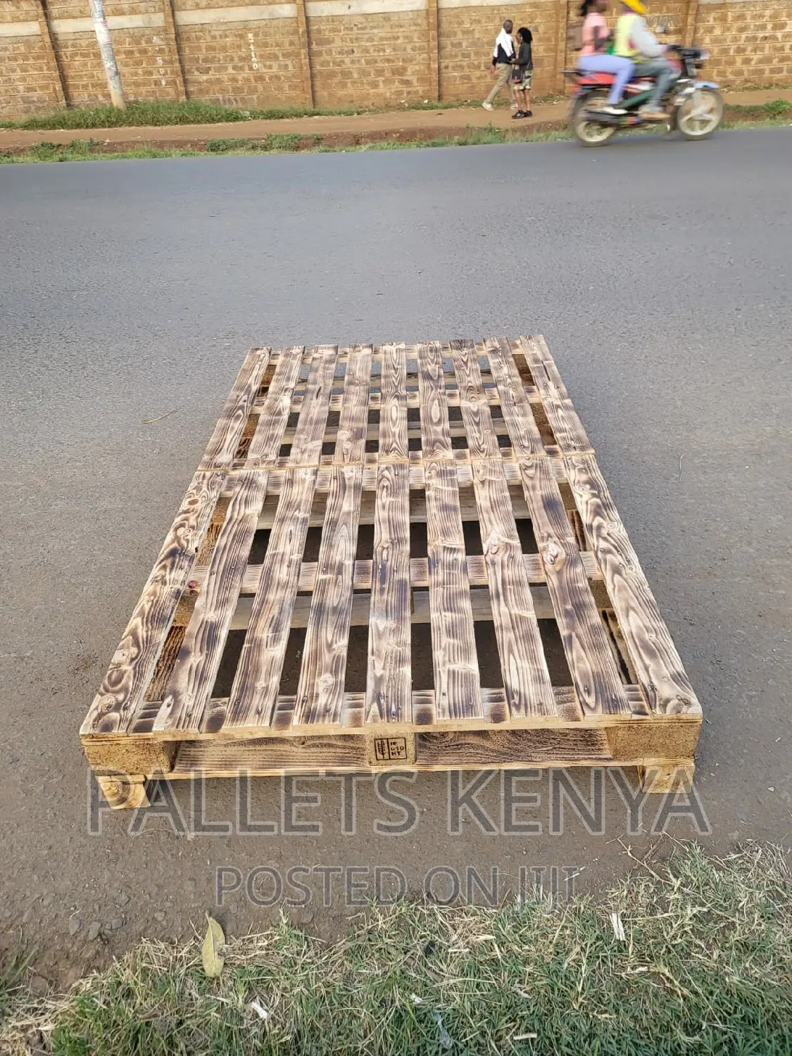 Pallet Bed- 4*6 Slightly Raised Pallet Bed. (TT078)