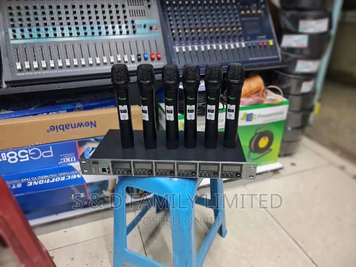 BNK Es600 6 in 1 Wireless Microphone