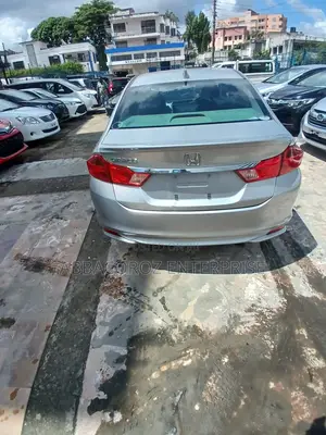Honda Grace 2016 Silver
